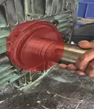 Inspection of machine components for mechanical looseness that amplifies vibrations and hinders balancing