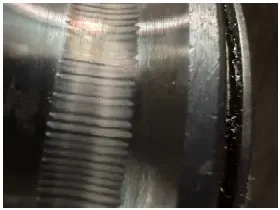 Espectro de vibración de EI-Analytic™ que muestra el patrón de falla de rodamiento acanalado detectado en un motor DC, confirmado mediante datos del sensor PHANTOM® disparado por RPM