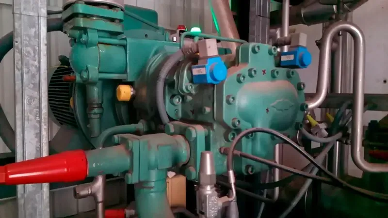 Compresor de tornillo de refrigeración industrial con un sensor de vibración inalámbrico PHANTOM® instalado para mantenimiento predictivo