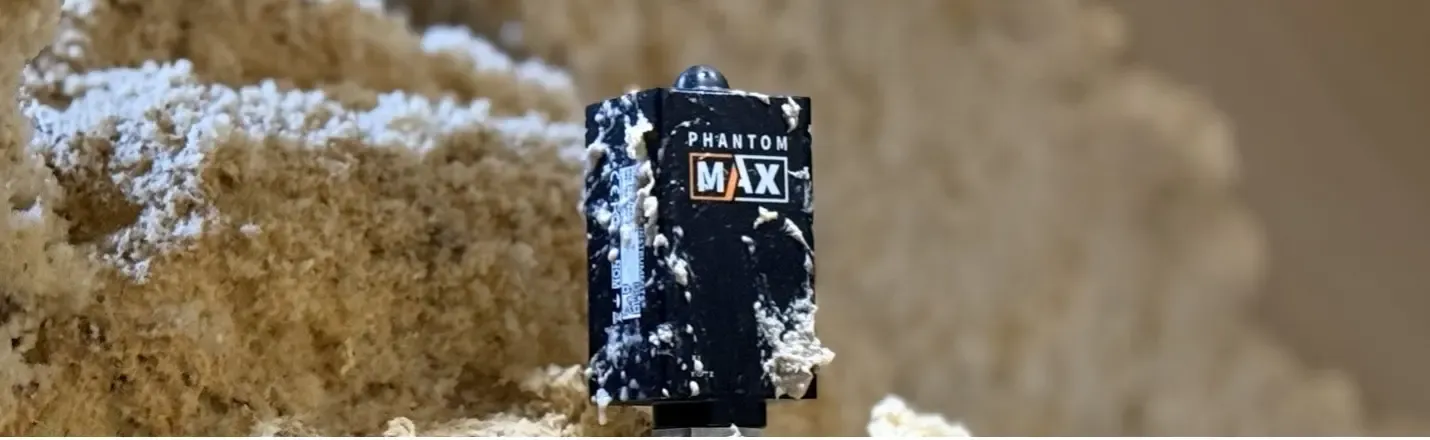 Kabelloser Schwingungssensor PHANTOM® Max auf industriellen Geräten installiert, der eine Fernzustandsüberwachung über 1 km Sichtlinie ermöglicht