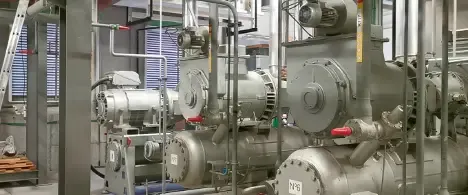 Industrieller Kältekompressor mit Verschleiß an kritischen Komponenten aufgrund nicht erkannter Resonanz