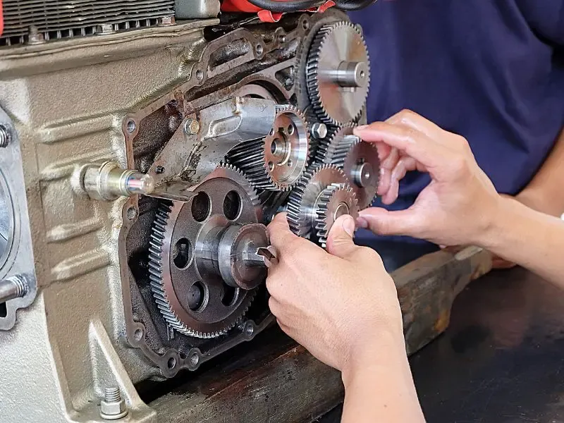 Beschädigtes Getriebe mit verschlissenen Zahnradzähnen durch Zahnradausfall in einem zahnradangetriebenen mechanischen System