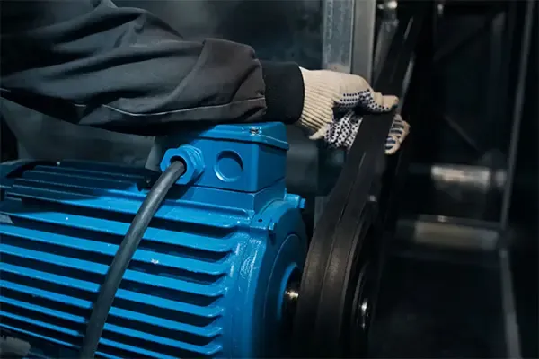 Industriemotor mit Riemenantriebssystem bei einer routinemäßigen Wartungsinspektion