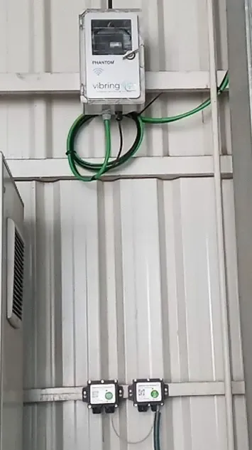 Panel de comunicaciones Combox que alberga un Gateway PHANTOM® con conexiones Bluetooth, WiFi y Ethernet