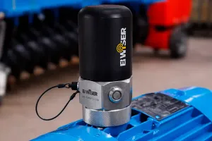 Drahtloser Beschleunigungssensor EI WiSER® auf einem Motor montiert